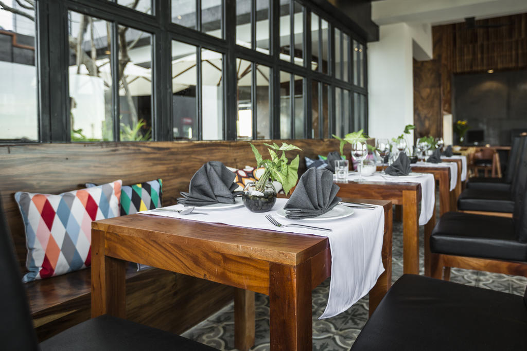 Patio Hotel & Urban Resort Phnom Penh Bagian luar foto