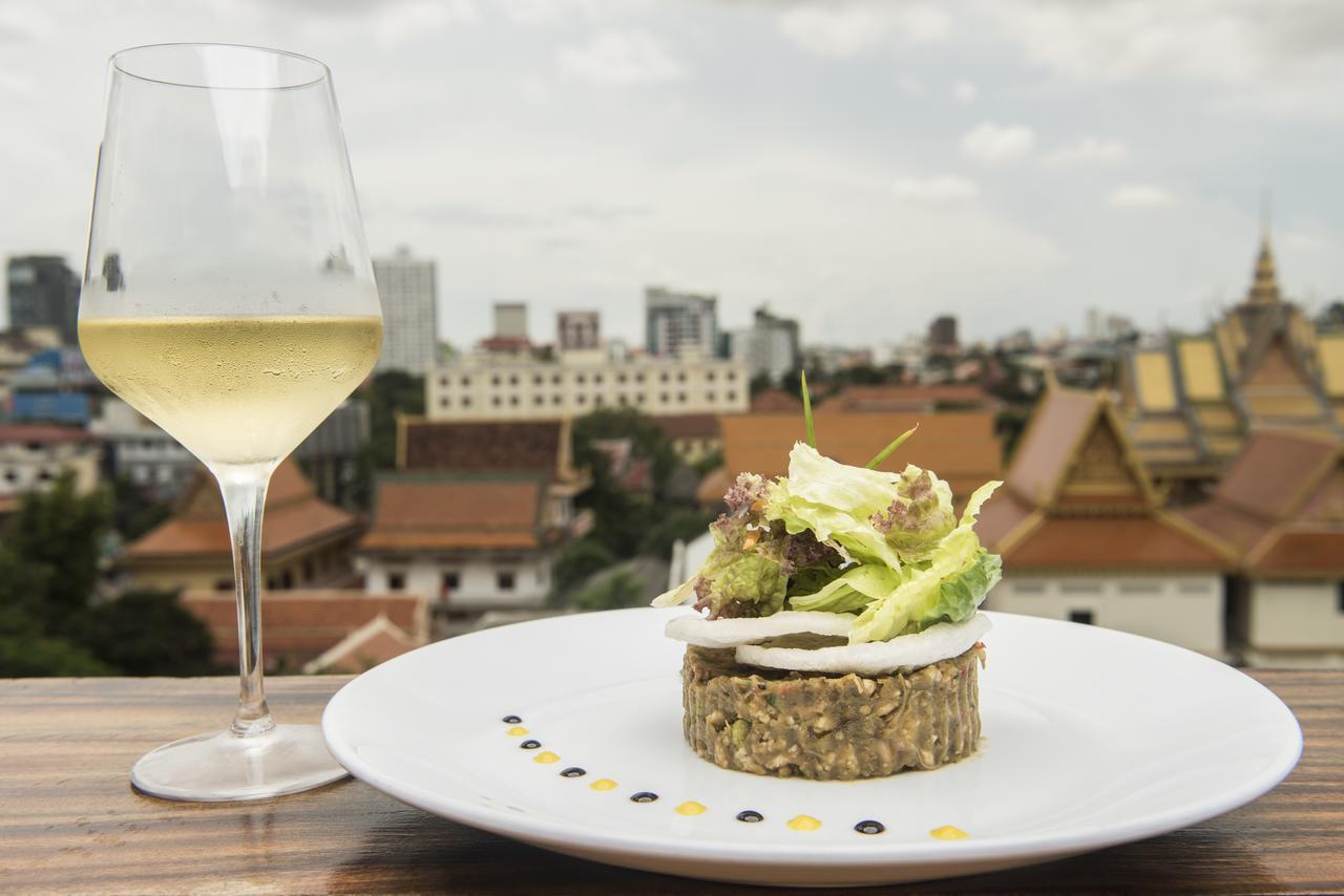 Patio Hotel & Urban Resort Phnom Penh Bagian luar foto